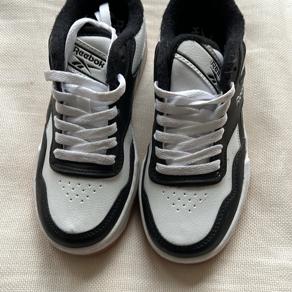 Boys Reebok new size 1 - Picture 2 of 3